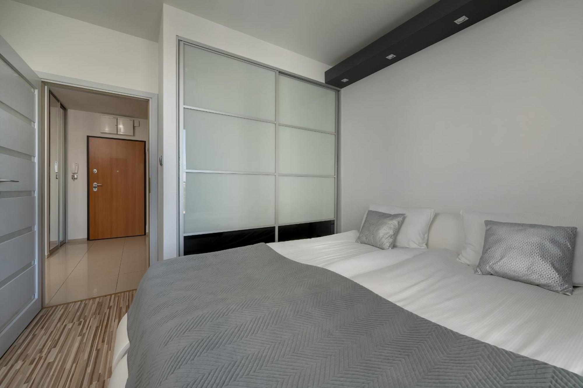 Spacious Located Near Raclawice Panorama By Renters Apartament